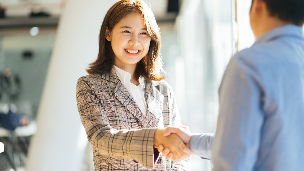 สีมงคลเดือนกรกฎาคม 2568 เช็กสีเสื้อมงคลประจำวัน บารมีเด่น งานรุ่งเรือง