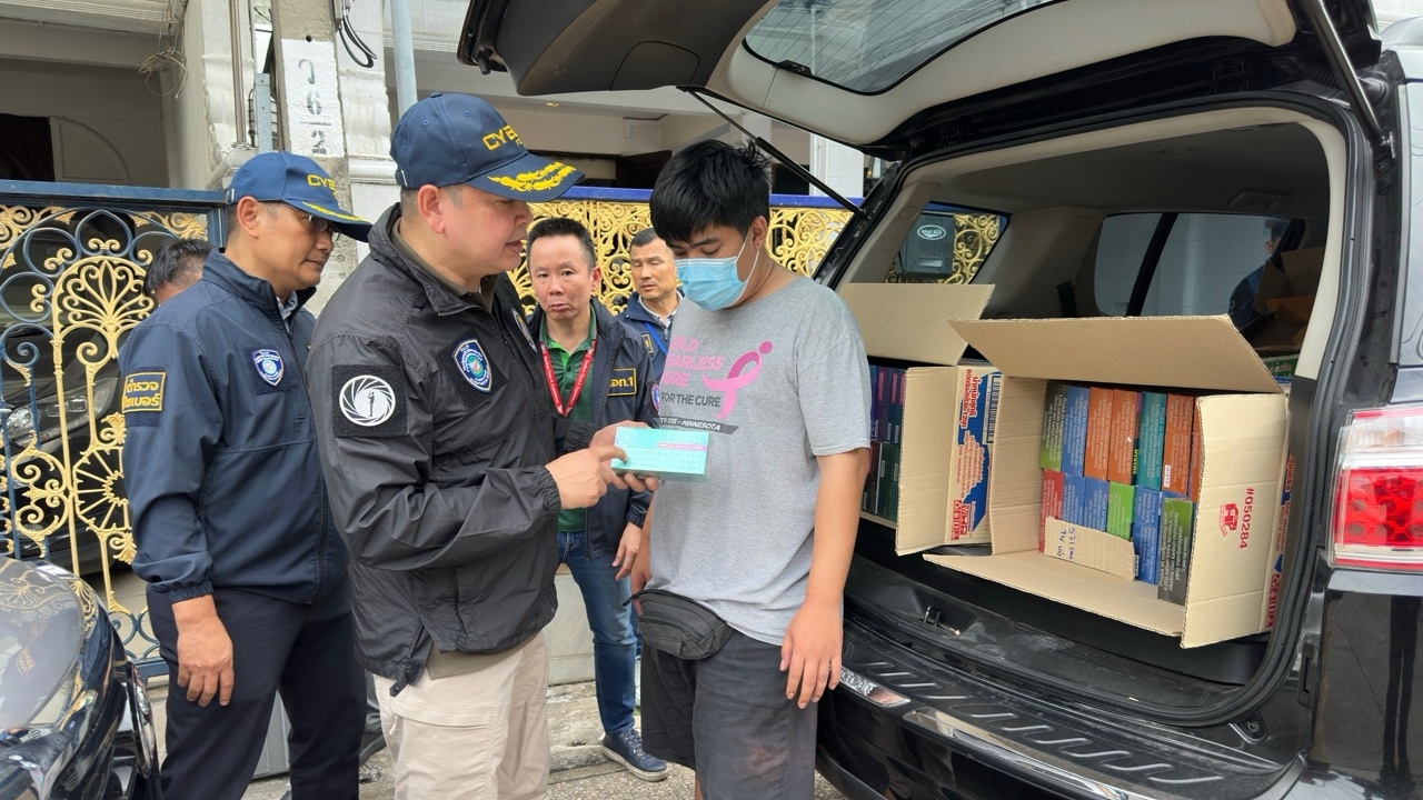 ทลายคลังบุหรี่ต่างประเทศ-บุหรี่ไฟฟ้ากลางกรุง ขายผ่านออนไลน์ ยึดกว่าหมื่นชิ้น