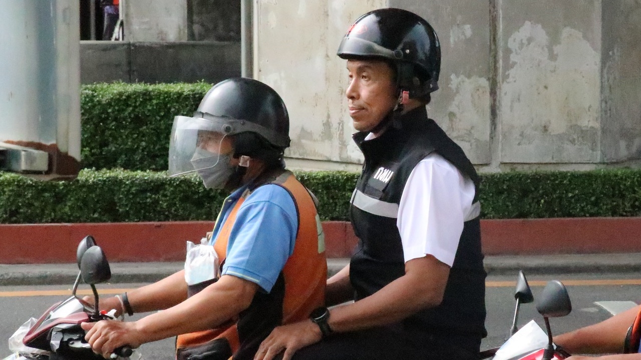 ผู้ว่าฯ ชัชชาติ ลงพื้นที่ตรวจดูความเรียบร้อยรอบพื้นที่ชุมนุม "ม็อบ 28 มิถุนา"