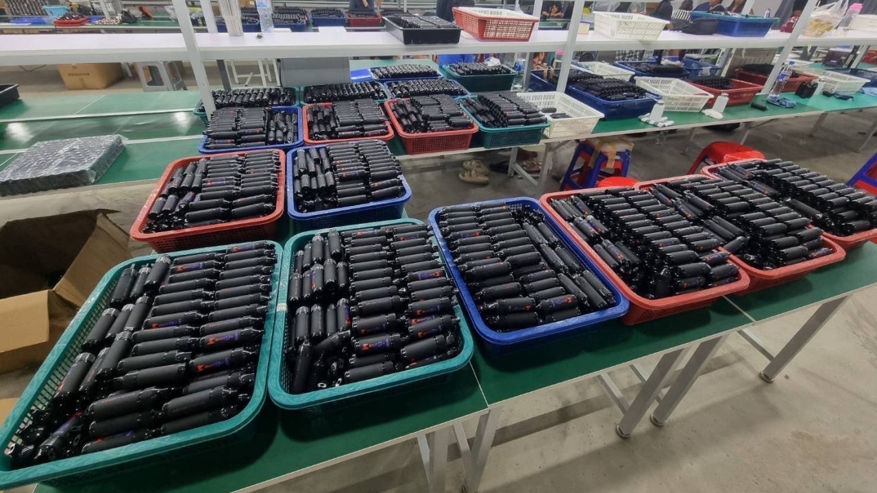 ทลายโรงงานผลิตบุหรี่ไฟฟ้าที่ปทุมฯ พบเครื่องจักรใหญ่ ของกลางหลายหมื่นชิ้น