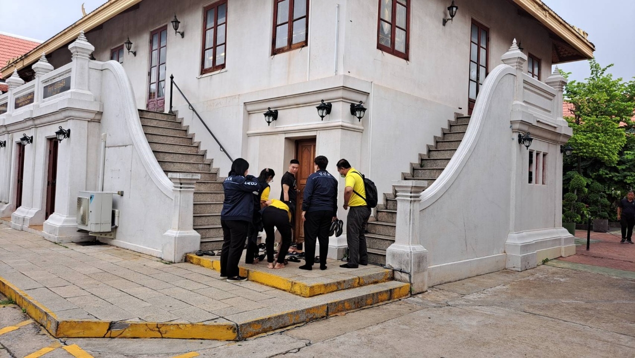 ลุยตรวจค้น วัดตรีทศเทพฯ ภายหลัง เจ้าคุณอาชว์ สึกกะทันหัน