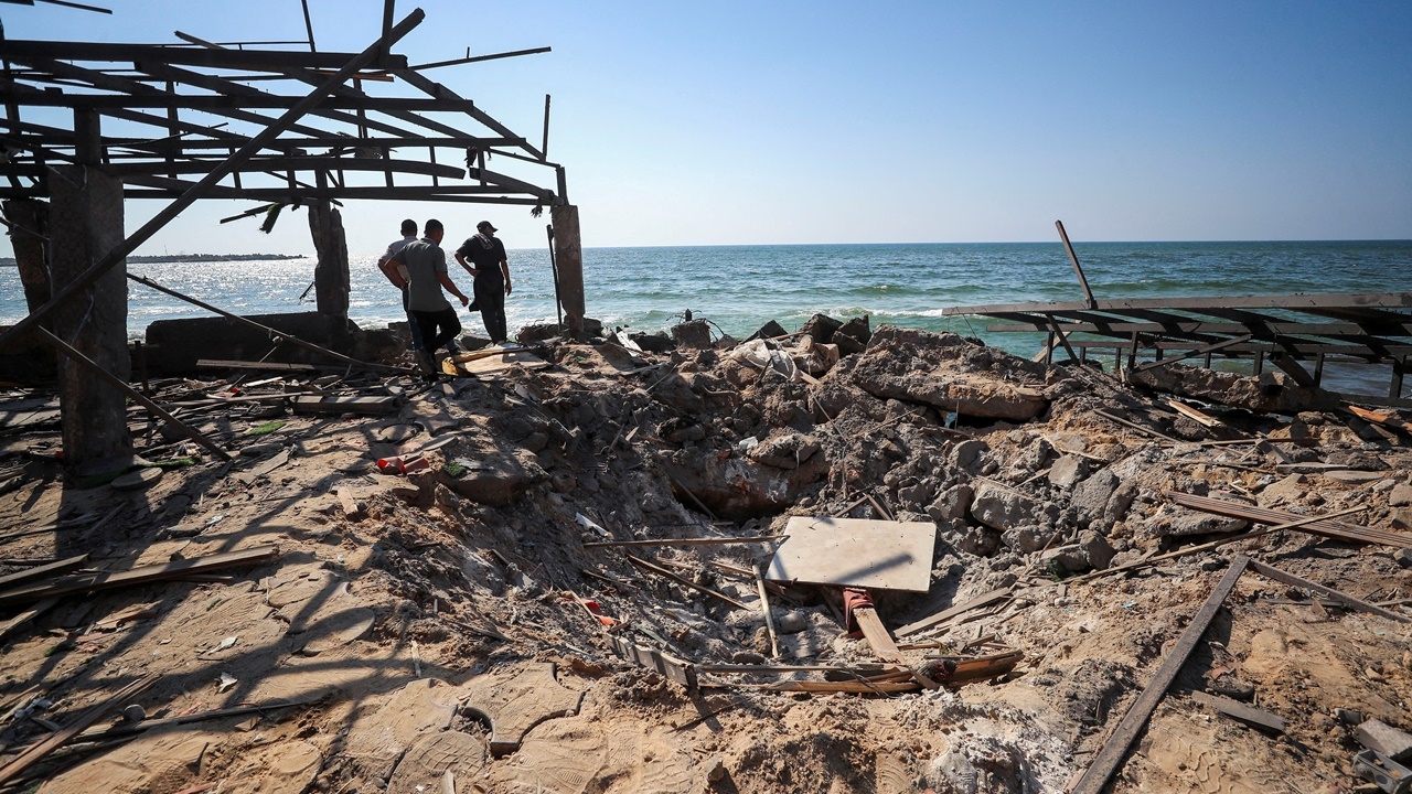 อิสราเอลโจมตีทางอากาศโดนคาเฟ่ติดทะเลในกาซา ดับแล้ว 20 ศพ