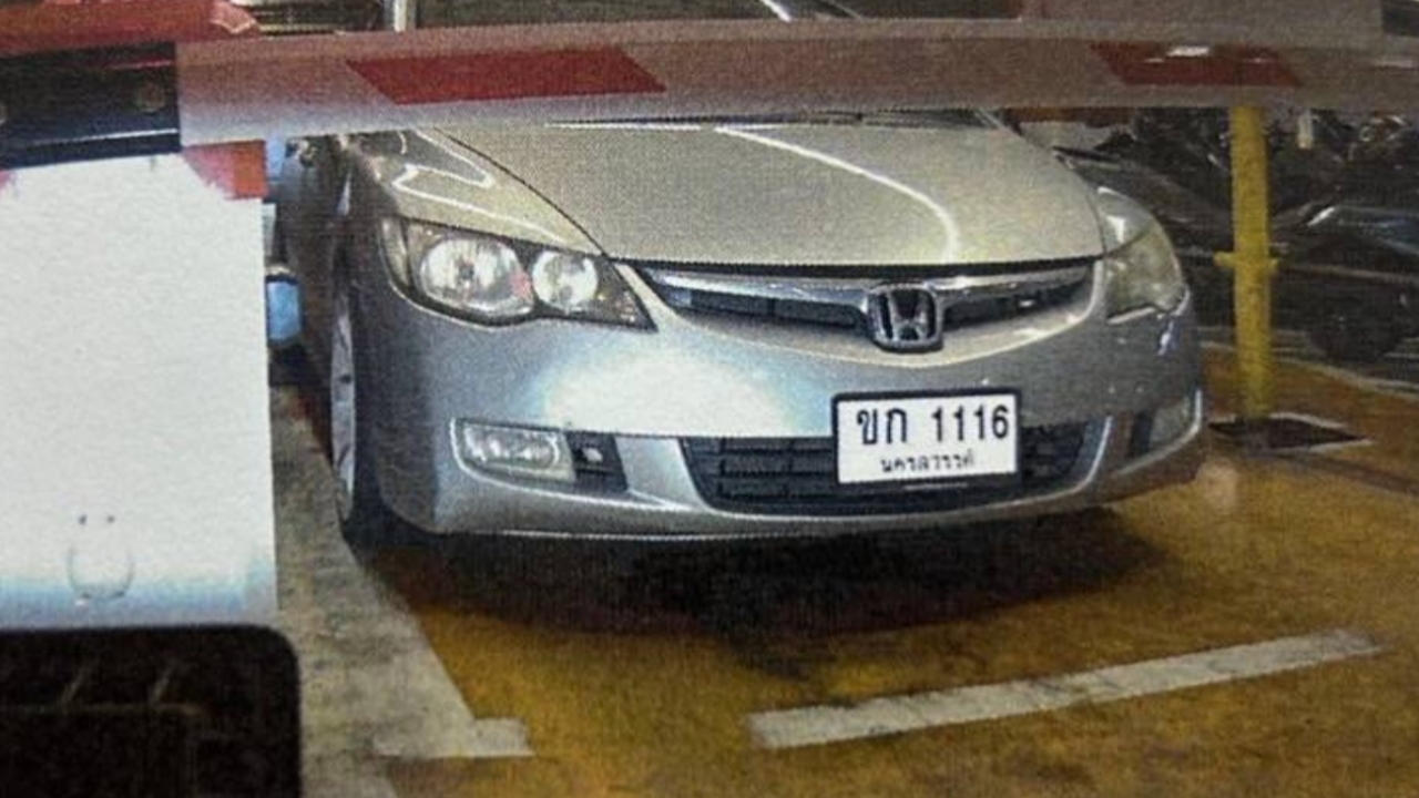 ด่วน! 5 คนร้ายควงปืนบุกปล้นกลางลานจอดรถห้างดังย่านลาดพร้าว ได้เงินสดไป 3.4 ล้าน