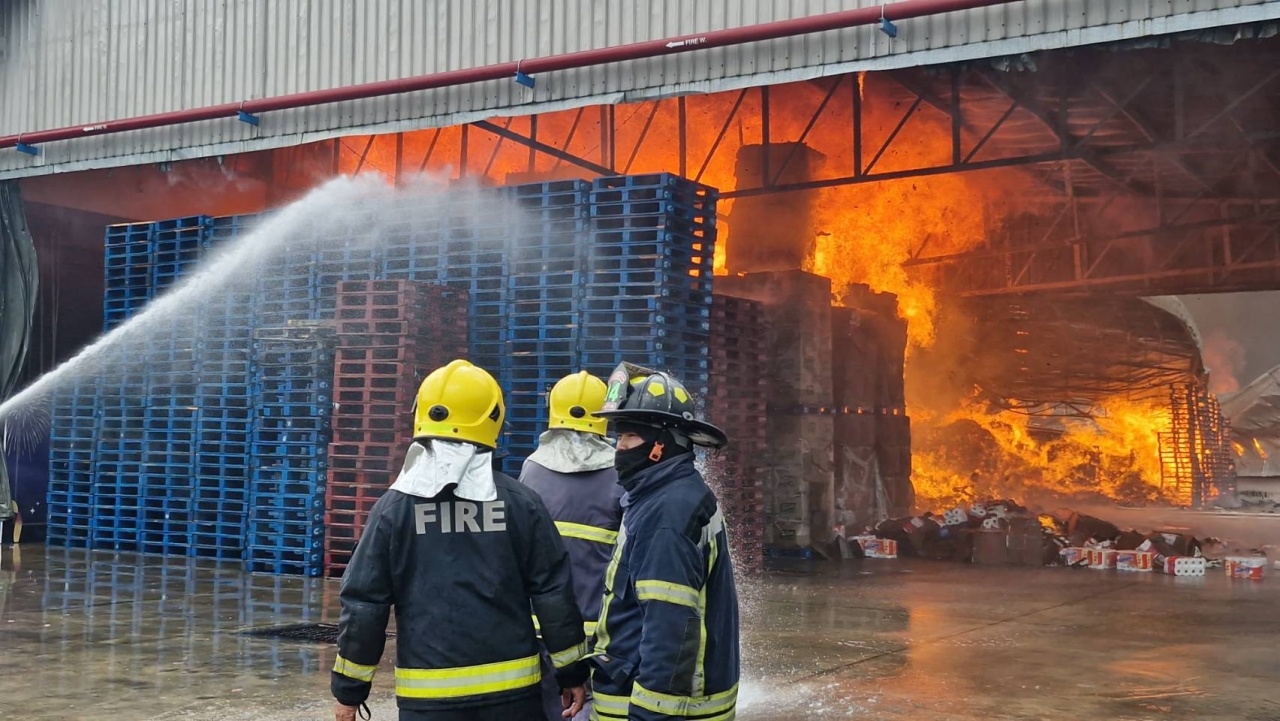 ไฟไหม้โรงงานกระดาษ ตายแล้ว 1 ศพ เร่งค้นหาอีก 9 ผู้สูญหาย