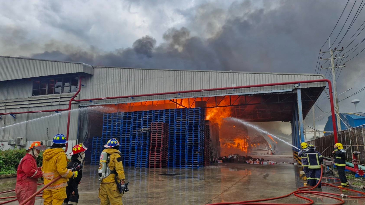 อัปเดตเหตุไฟไหม้โรงงานกระดาษ ที่สระบุรี เสียชีวิต 8 ศพ สูญหาย 2 ราย