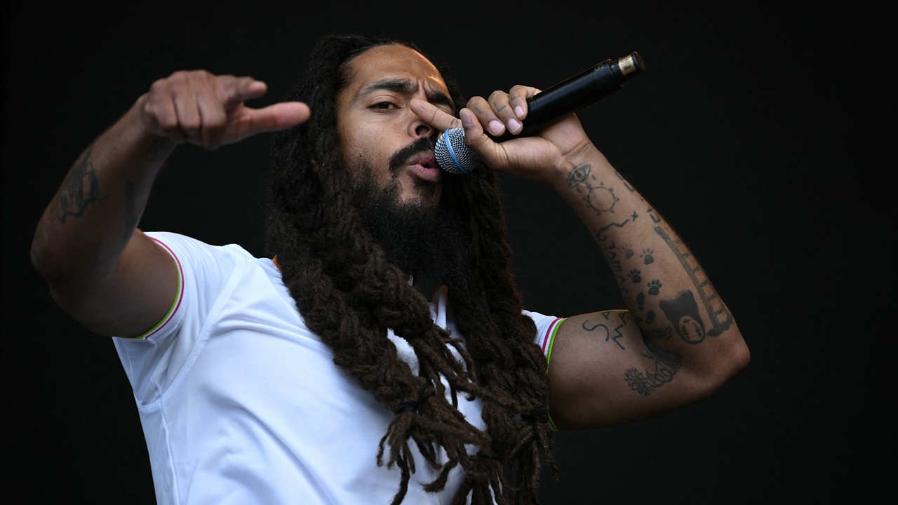 UK สืบสวน 2 วงแร็ปดัง “บ๊อบ ไวแลน-นีแคป” พูดแช่งกองทัพอิสราเอล