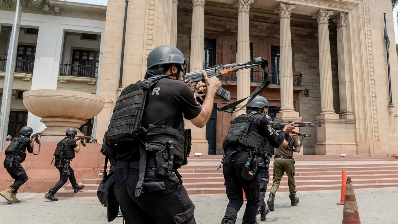 คาร์บอมบ์พุ่งใส่ขบวนรถทหารปากีสถาน ก่อนจุดระเบิด สังหาร 13 ศพ