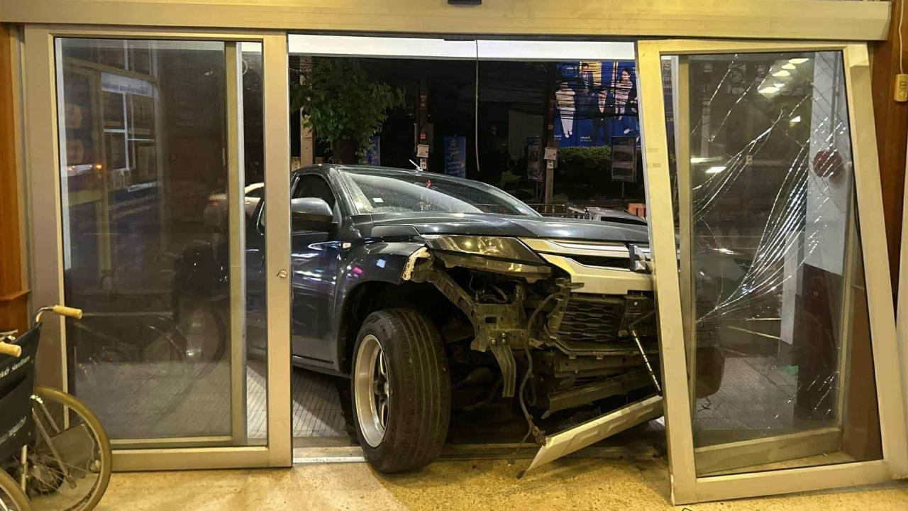 ระทึก หนุ่มวัย 36 ขับกระบะเผลอเหยียบคันเร่ง พุ่งชนประตู สน.ยานนาวา