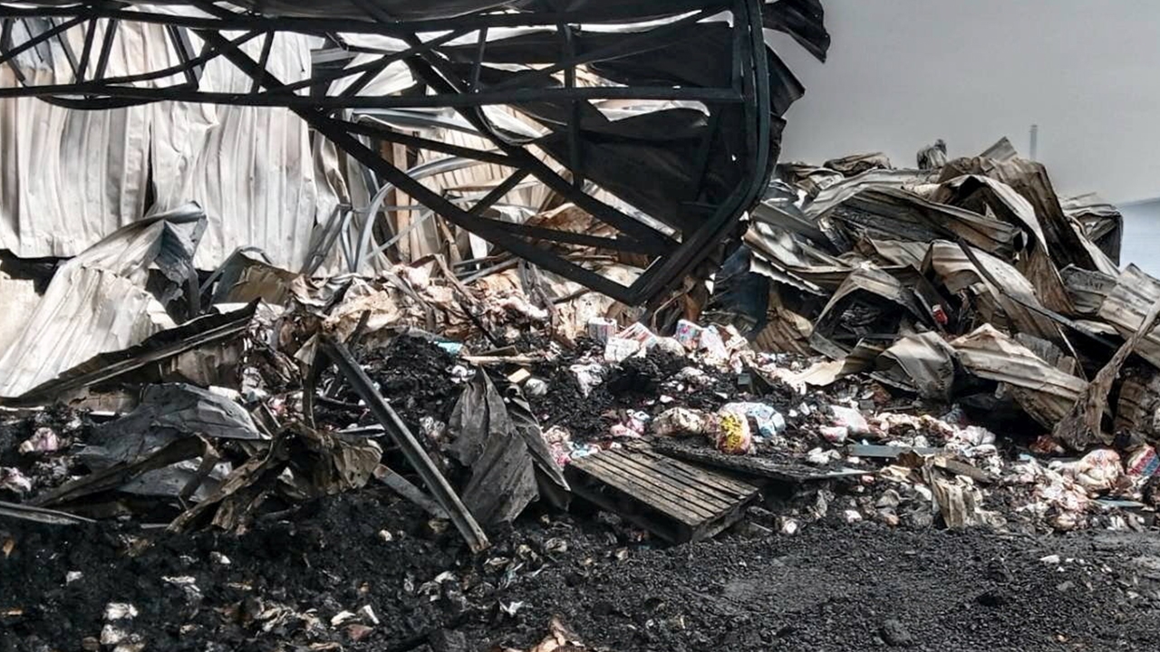 ตายพุ่ง 8 ศพ ไฟไหม้โรงงานทิชชู เฝ้าระวังปะทุ! ‘สูญหาย’ อีก 2