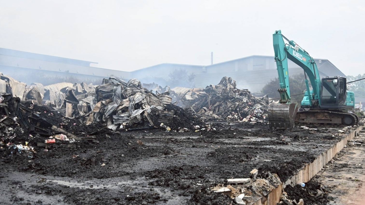 ห่วงไฟไหม้โรงงานทิชชูสระบุรี “เอกนัฏ” ส่งทีมร่วมตรวจสอบ กำชับเร่งหาผู้สูญหาย