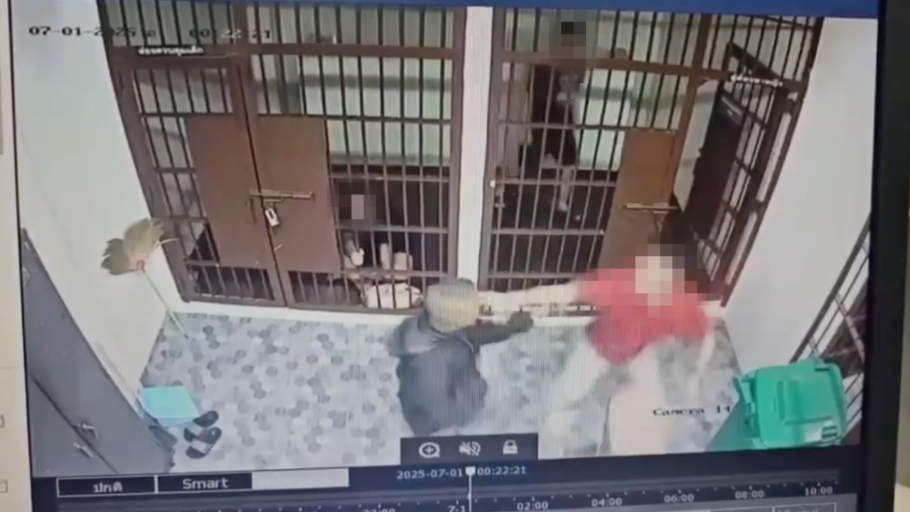 หนุ่มเมาหัวร้อน ญาติไม่มาประกัน สาวหมัดใส่สิบเวรหน้ายับ - ตร.จราจรดั้งหัก