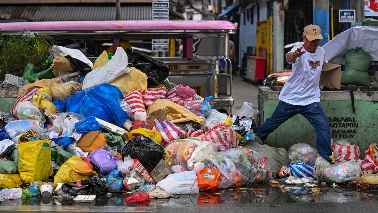กรุงมะนิลาขยะล้นเมือง เตือนวิกฤตสุขภาพ เหตุยังหาผู้รับเหมาเก็บขยะไม่ได้
