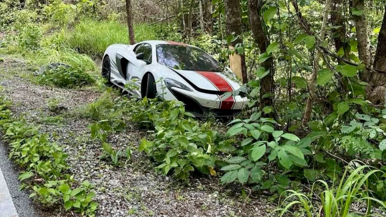 ซูเปอร์คาร์ เที่ยวน่าน หลุดโค้งพุ่งชนต้นไม้ ชาวบ้านเผยขับแข่งกันมา เสียงดังสนั่น