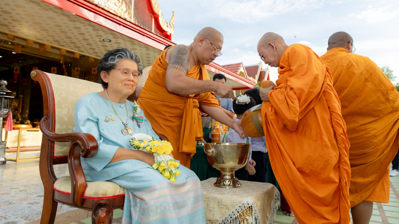 เกลี้ยงแผงแล้ว คอหวยส่อง "เลขเด็ด" งานอายุวัฒนมงคล "หลวงพี่น้ำฝน" แน่นวัดไผ่ล้อม