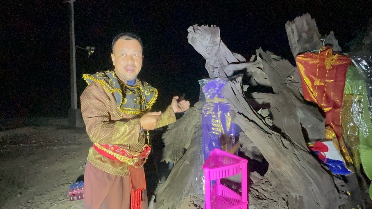 หนุ่มแต่งชุดนักรบ ขอเลขเด็ด "แม่ตะเคียน" 16/6/68 บอกถูกมาแล้ว 5 งวดติด