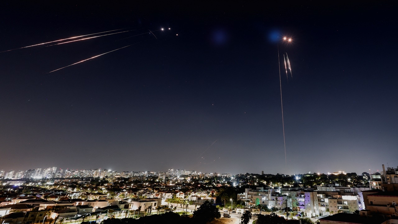 อิสราเอล-อิหร่านเดือดกลางดึกรอบใหม่ เตหะรานรับ หน.ข่าวกรองตายแล้ว