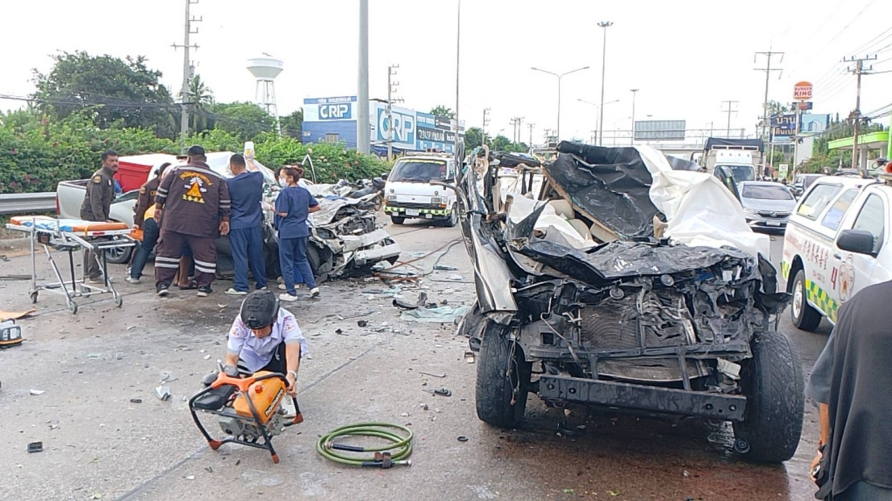 กระบะพุ่งข้ามเกาะ ประสานงาตาย 3 สาหัส 1 