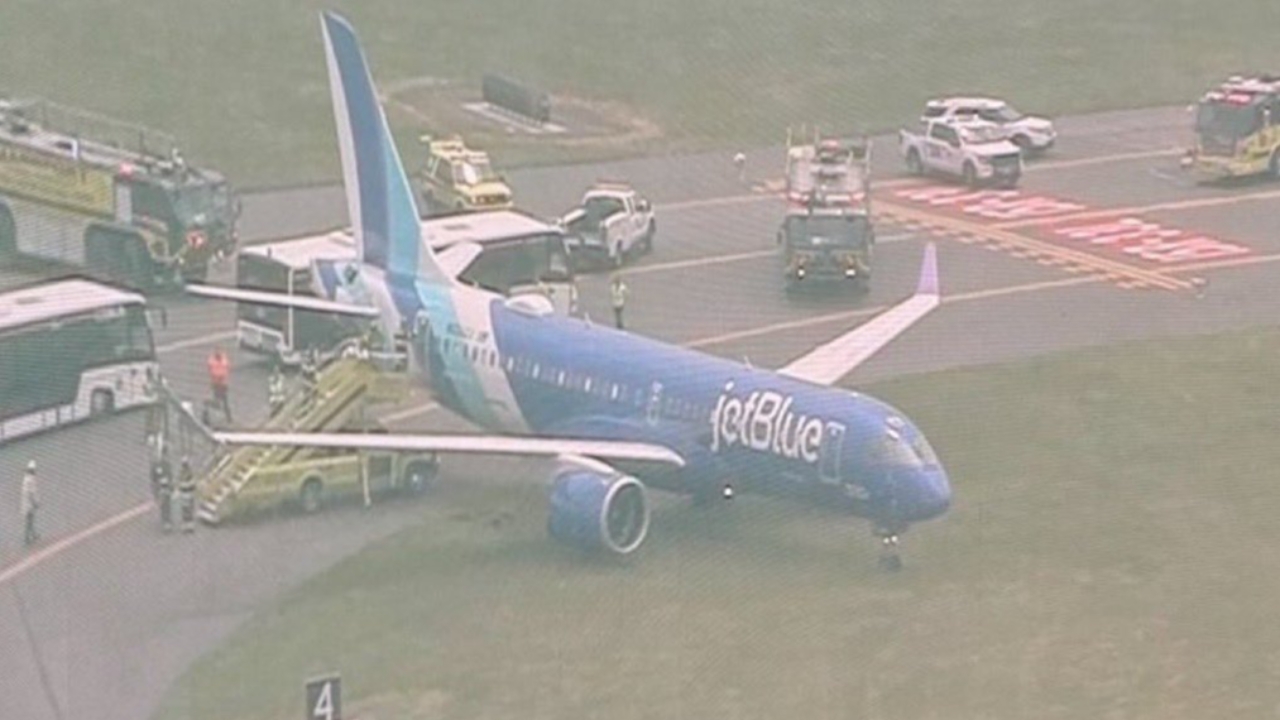 เครื่องบินแอร์บัส สายการบิน "เจ็ตบลู" ไถลออกนอกรันเวย์ ที่สนามบินบอสตัน 