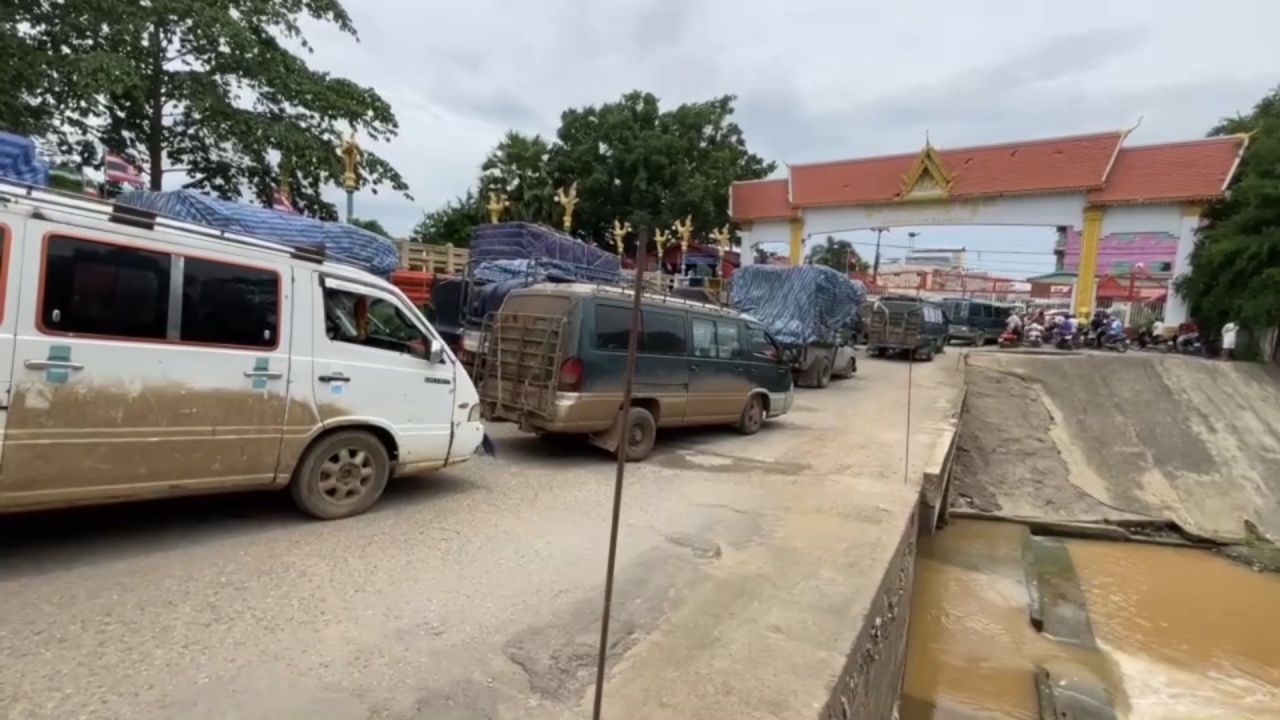 ชายแดนจันทบุรีวุ่น กัมพูชาปิดด่านกะทันหัน รถสินค้าที่รอข้ามจอดนิ่งสนิท