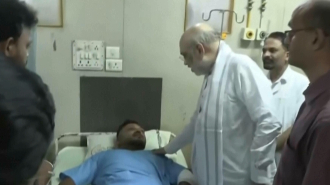 รมต.มหาดไทยอินเดียเยี่ยมผู้รอดชีวิตเหตุเครื่องบินแอร์อินเดียตก