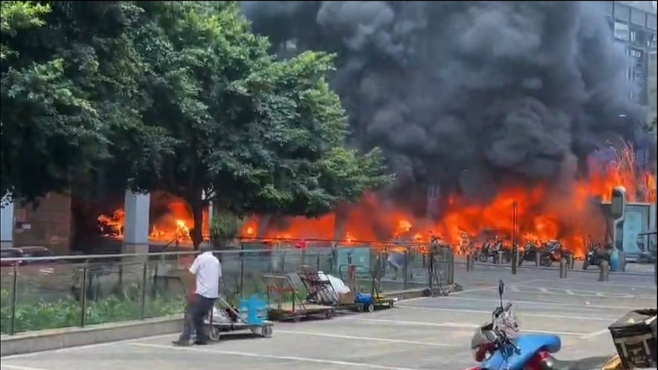 ไฟไหม้ใหญ่ฉงชิ่ง จักรยานยนต์ไฟฟ้าถูกเผาเกรียมหลายสิบคัน