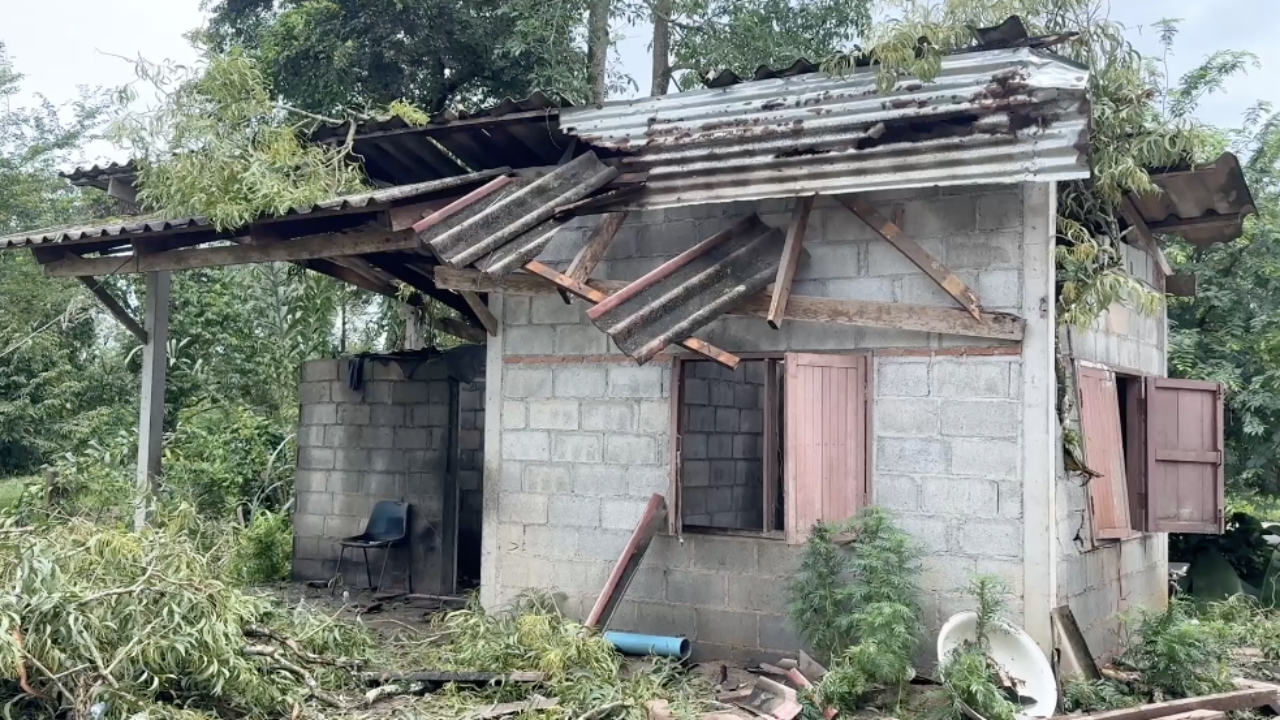 ธารน้ำใจหลั่งไหล ช่วยยายวัย 77 อาศัยนอนข้างเมรุวัด หลังพายุพัดต้นไม้ล้มทับบ้าน