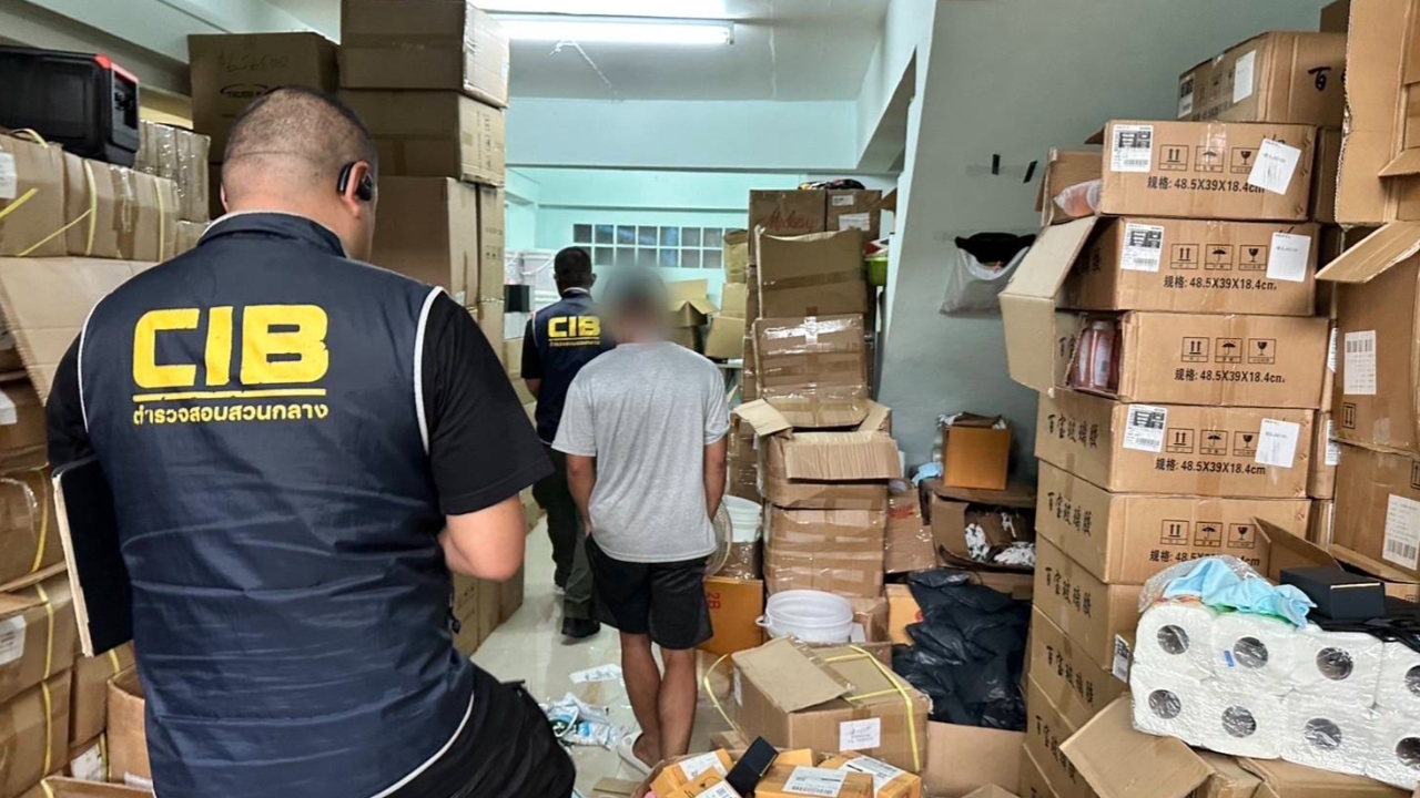 บุกทลายครีมปลอม เลียนแบบแบรนด์ดังกว่า 2,300 ชิ้น เสียหายกว่า 1.9 ล้าน
