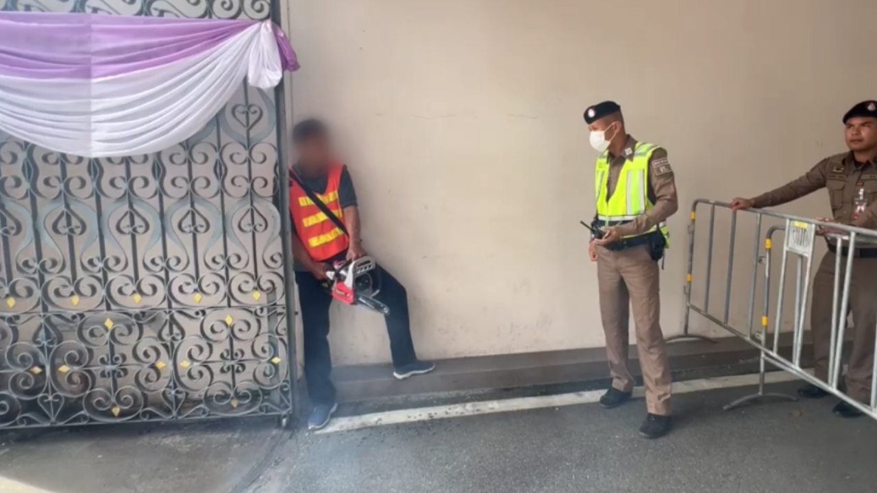 ระทึก ชายถือเลื่อยไฟฟ้า บุกทำเนียบฯ อ้างไม่ได้รับความเป็นธรรมค่าจ้างสร้าง รพ.