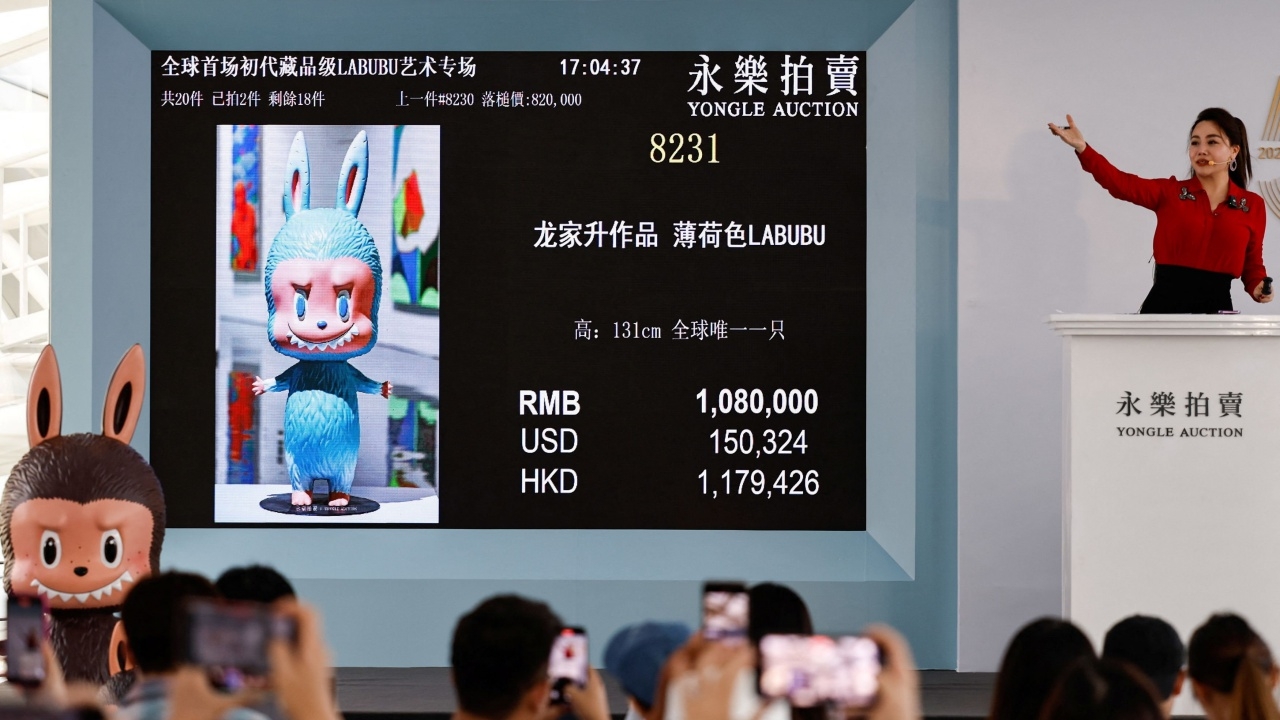 จีนประมูล "ลาบูบู้" ขนาดเท่าคนจริง ยอดพุ่งกว่า 4.87 ล้านบาท