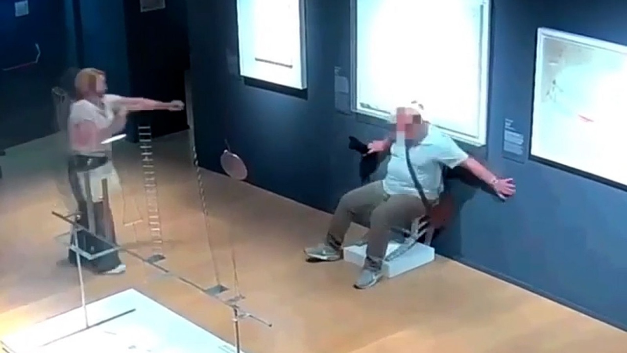 เก้าอี้แวนโก๊ะพัง  คู่รักนั่งทับงานศิลปะ ในพิพิธภัณฑ์อิตาลี