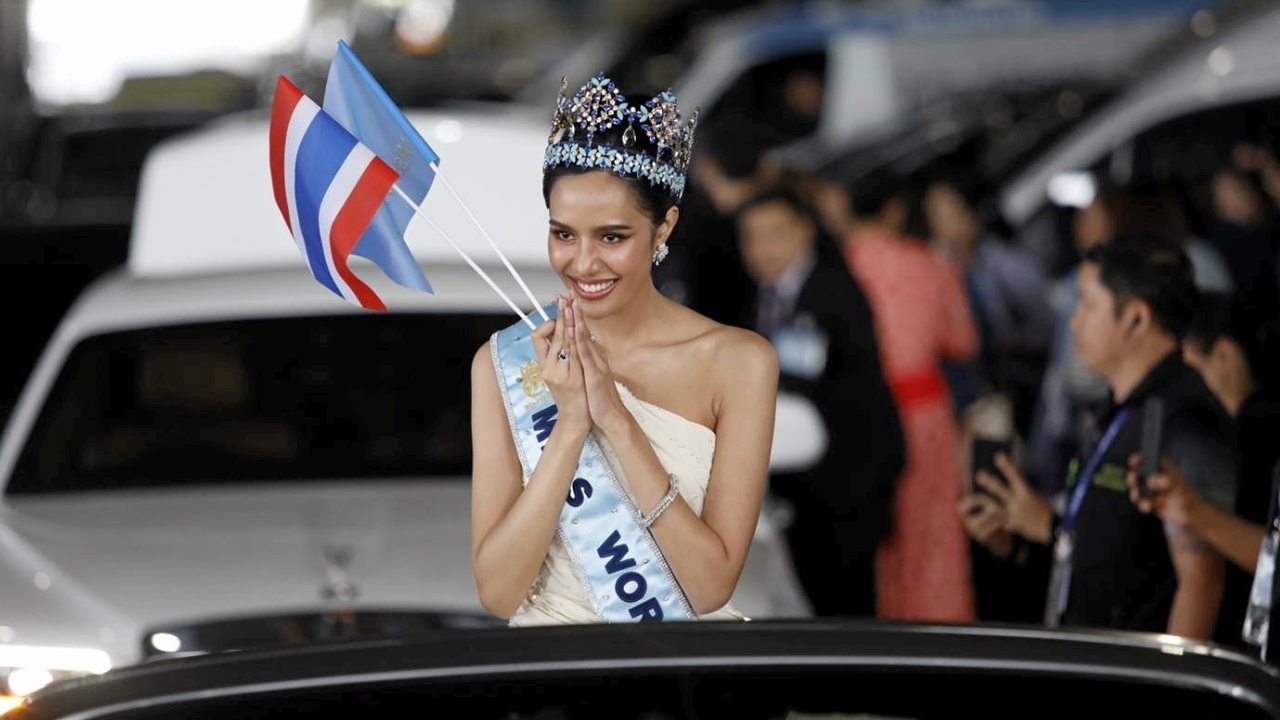 คลื่นมหาชนกรี๊ด รับขวัญ "โอปอล สุชาตา" ฉลองรถแห่กลางกรุง ทำภารกิจไทย 2 สัปดาห์