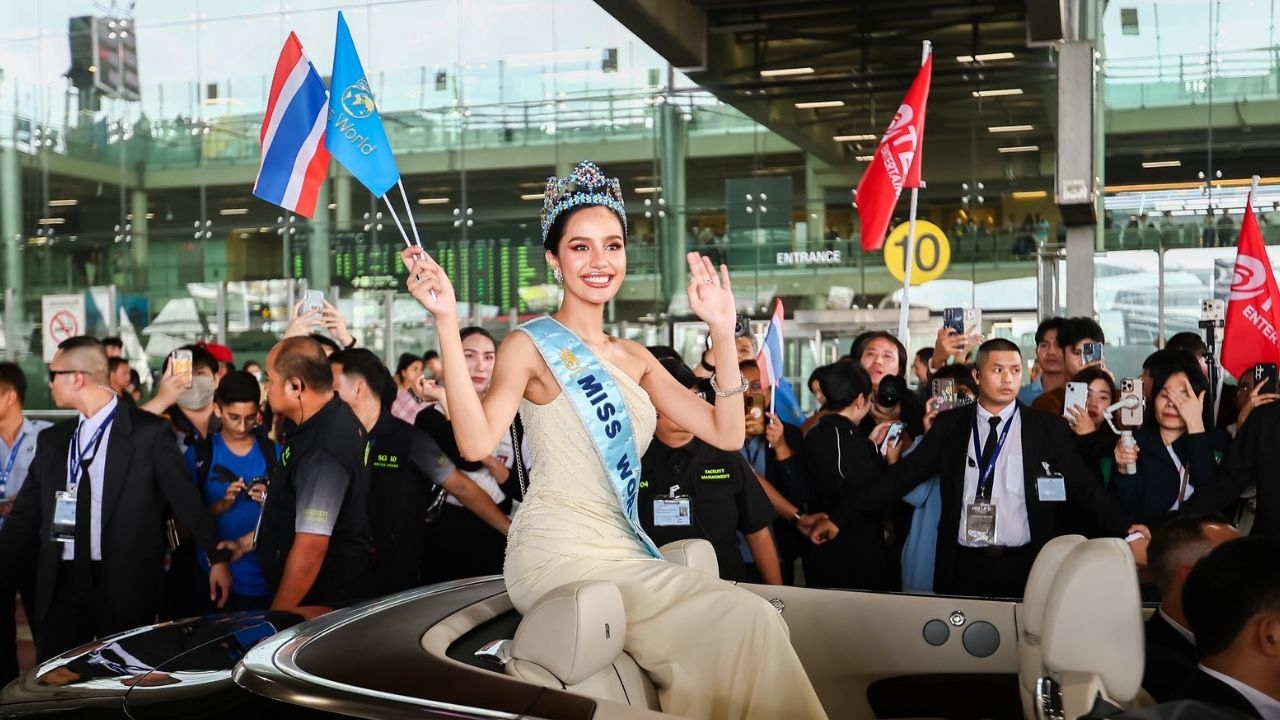 ประมวลภาพ โอปอล สุชาตา นั่งรถเปิดประทุนสุดหรู ร่วมขบวนแห่มิสเวิลด์ 2025