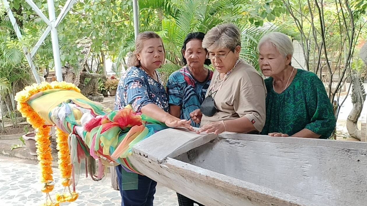 คอหวยลูบแป้งขอโชค "เรือตะเคียน" วัดดัง ไม่พลาดได้เลขเด็ดลุ้นรวยงวดนี้