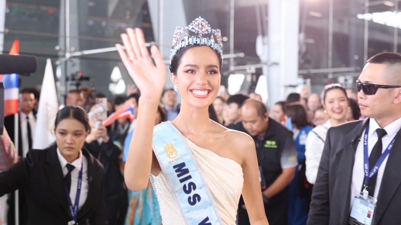 ส่องลุค "โอปอล สุชาตา" กลับถึงไทย สง่างามในชุดราตรีสีงาช้างจาก SIRIVANNAVARI
