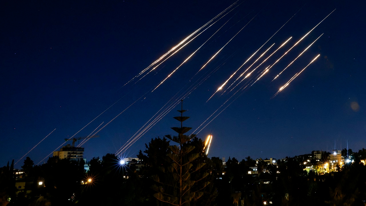 อิหร่านยิงมิสไซล์ตอบโต้อีก 100 ลูก หลังอิสราเอลโจมตีต่อเนื่อง 40 ชม.