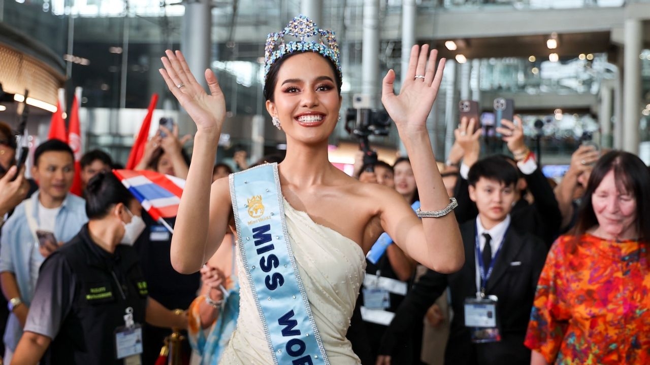 แฟนๆ แห่ต้อนรับ โอปอล สุชาตา แน่นสนามบิน หลังคว้ามงกุฎมิสเวิลด์ 2025 (คลิป)