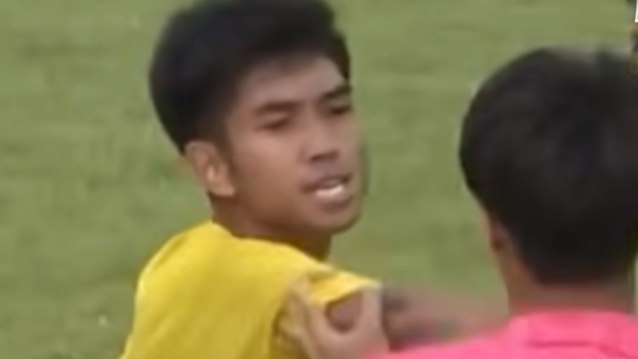 แห่วิจารณ์เดือด "แข้งดีกรีทีมชาติไทย" ควบคุมอารมณ์ไม่อยู่ เล่นนอกเกมใส่คู่แข่ง