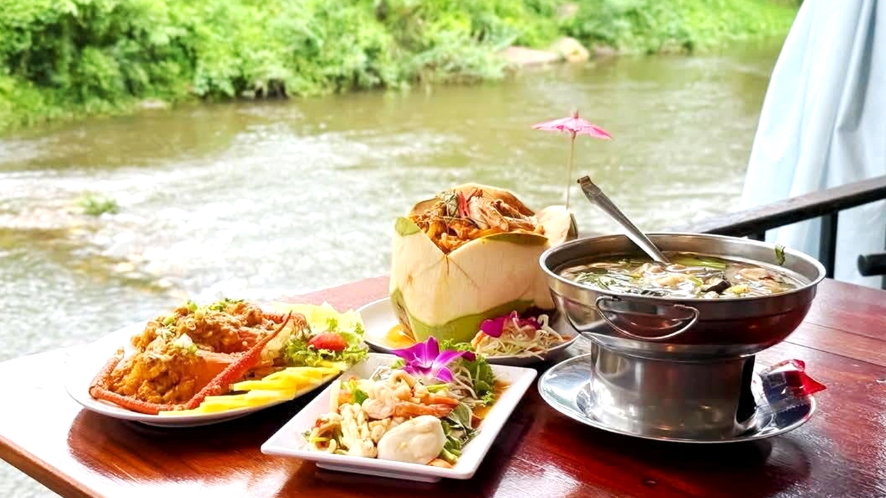 แช่ตัวในลำธาร  ทานอาหารอร่อย ที่ "ครัวริมธาร"