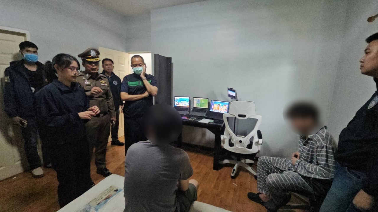 ผบช.ภ. 5 นำทีมบุกตรวจค้นบ้านหรู รวบแอดมินชาวจีน เช่าเป็นฐานทำเว็บพนัน