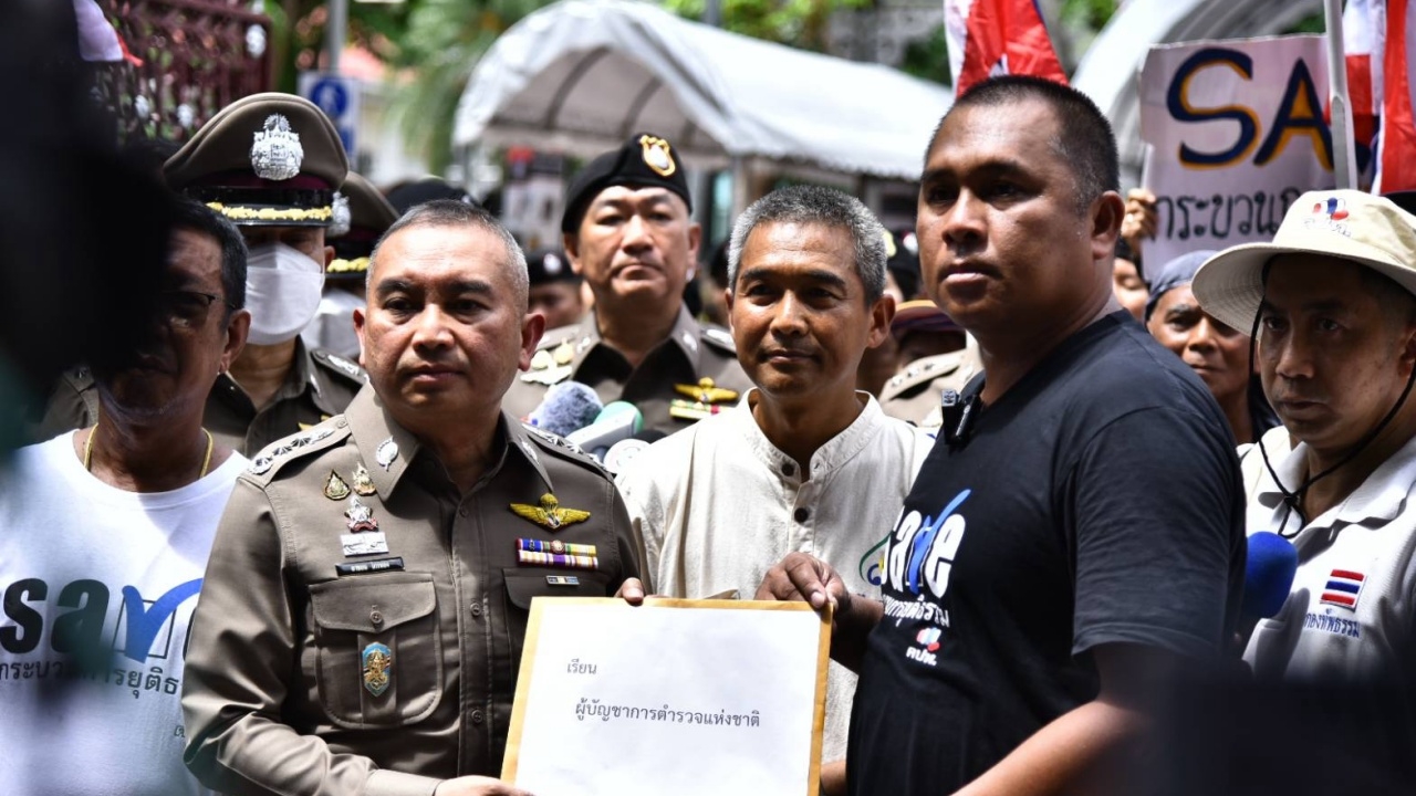 คปท. ยื่นหนังสือ ผบ.ตร. ฟัน 2 แพทย์ตำรวจ ปมชั้น 14 ขู่กดดันหากดองเรื่อง