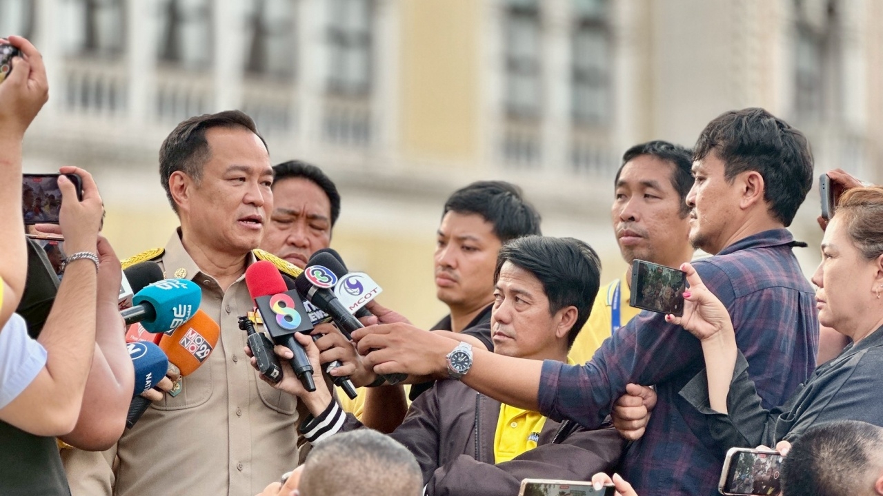 "อนุทิน" คุยนายกฯ ไม่มีปรับ ครม. แถมสั่งงานข้ามปี มั่นใจเก้าอี้ มท.1 ยังอยู่ดี
