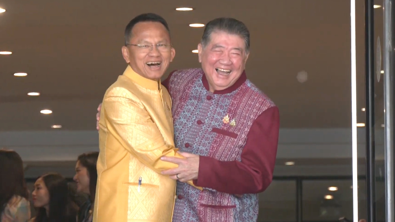 “สมศักดิ์-ภูมิธรรม” พูดติดตลก “กอดปลอบใจ” ท่ามกลางกระแสปรับ ครม.