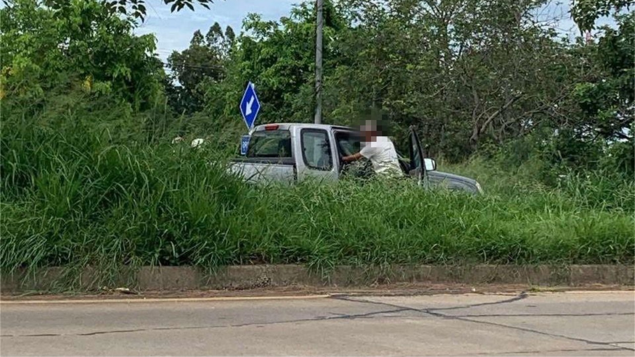 ตำรวจเมาขับ จอดรถกลางถนนลงไปฉี่ข้างทาง ชาวบ้านไปเตือน เจอต่อว่า