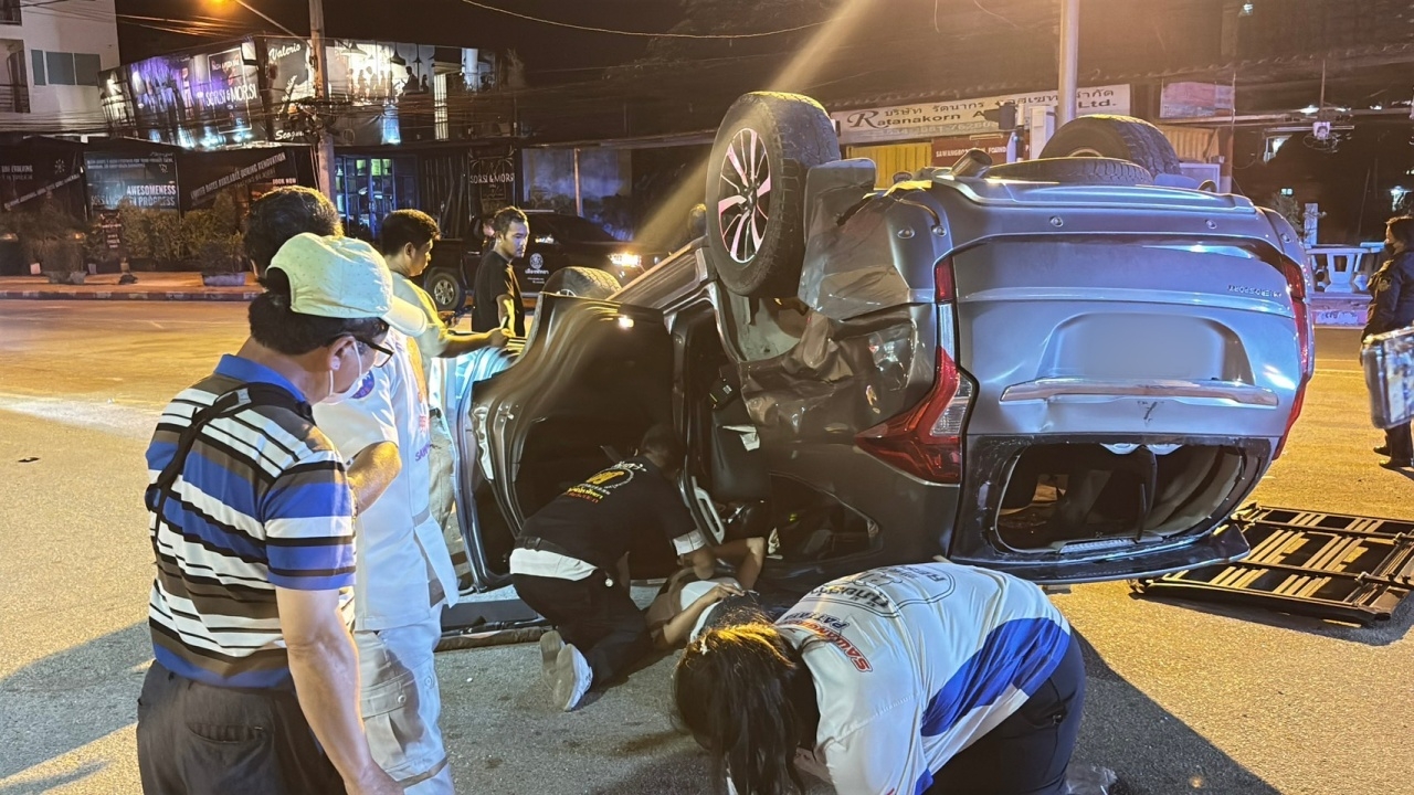 วงจรปิดนาที "รถเอสยูวี" ถูกกระบะเมาฝ่าไฟแดง ชนสนั่นกลางลำ ตีลังกาพลิกคว่ำ