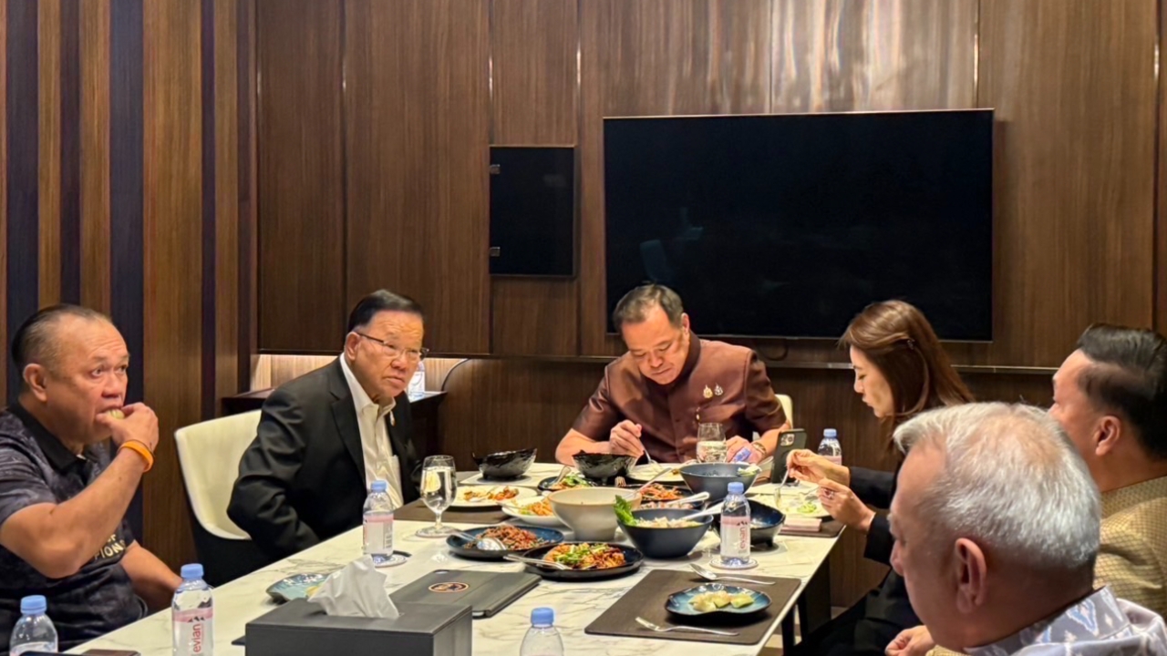 โชว์ปึ้ก “อนุทิน” กินข้าว “เนวิน-สันติ” พร้อมแกนนำภูมิใจไทย ตอกย้ำร่วมงาน