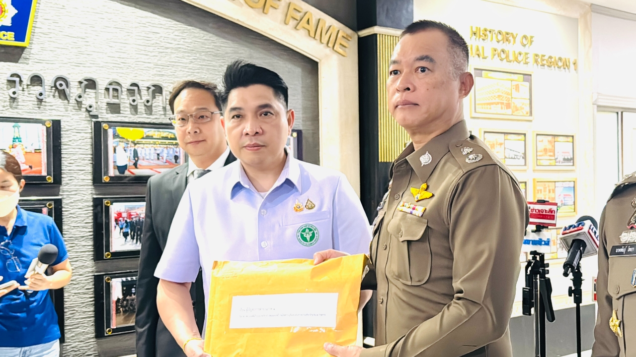 ดร.ธนกฤต พร้อม อย. ยื่นหนังสือเอาผิด 6 แพทย์ เอี่ยว "คดีหมอแอร์"