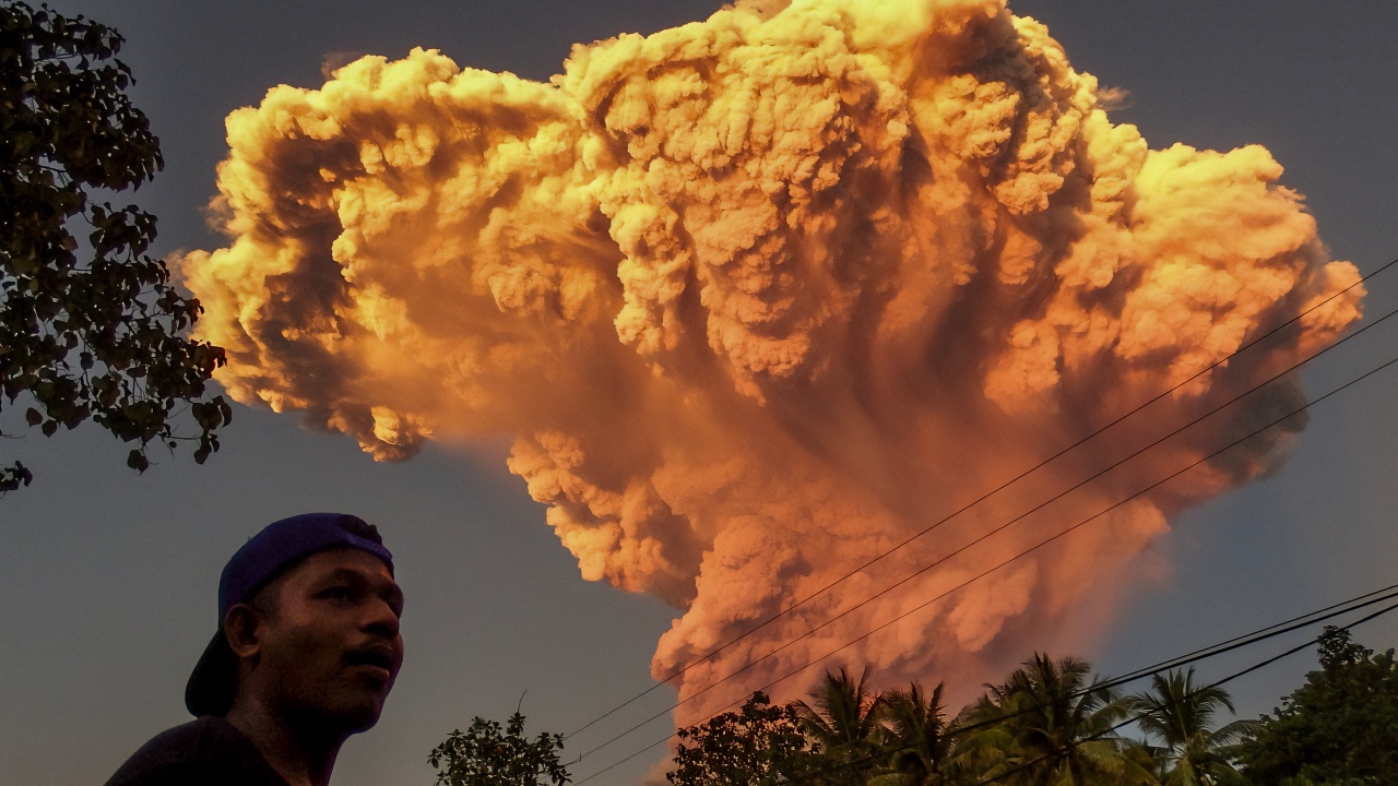 บาหลียกเลิกเที่ยวบิน หลังภูเขาไฟเลโวโตบี ลากิ-ลากิ ระเบิดในอินโดนีเซีย
