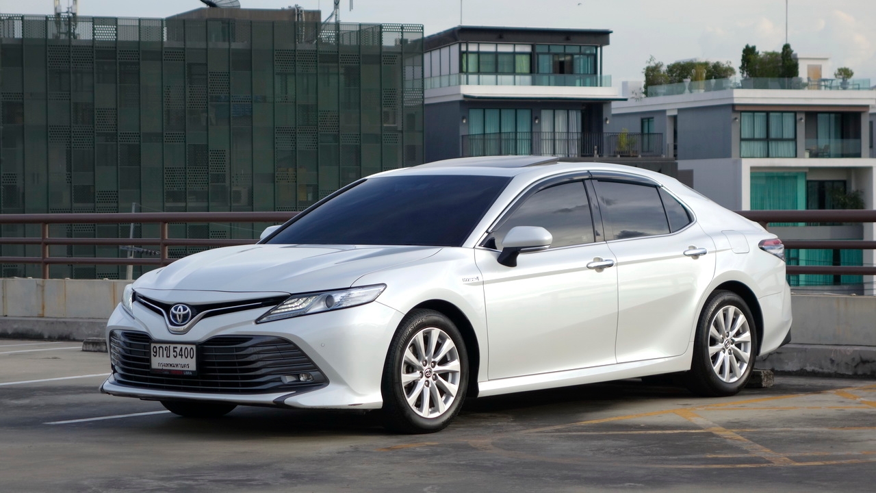 มือสองน่าสน Toyota Camry 2.5 HV-ผสมความย้อนแย้งเกือบลงตัวในงบอีโคคาร์ป้ายแดง