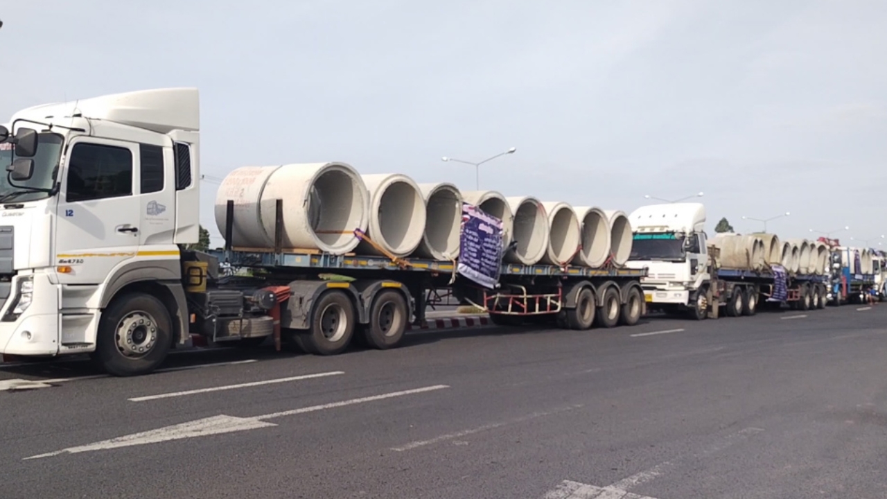 ซึ้งใจ ขบวนคาราวานขนท่อ 123 ท่อน มอบให้โรงเรียน 7 แห่งชายแดนทำบังเกอร์หลบภัย