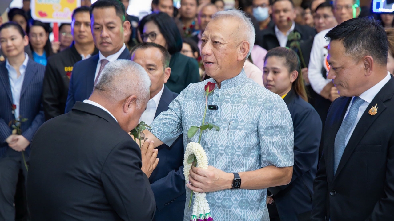 “พิพัฒน์” ส่งไม้ต่อรัฐมนตรีใหม่สานต่อนโยบายเพื่อแรงงานไทย ข้าราชการร่วมอำลา
